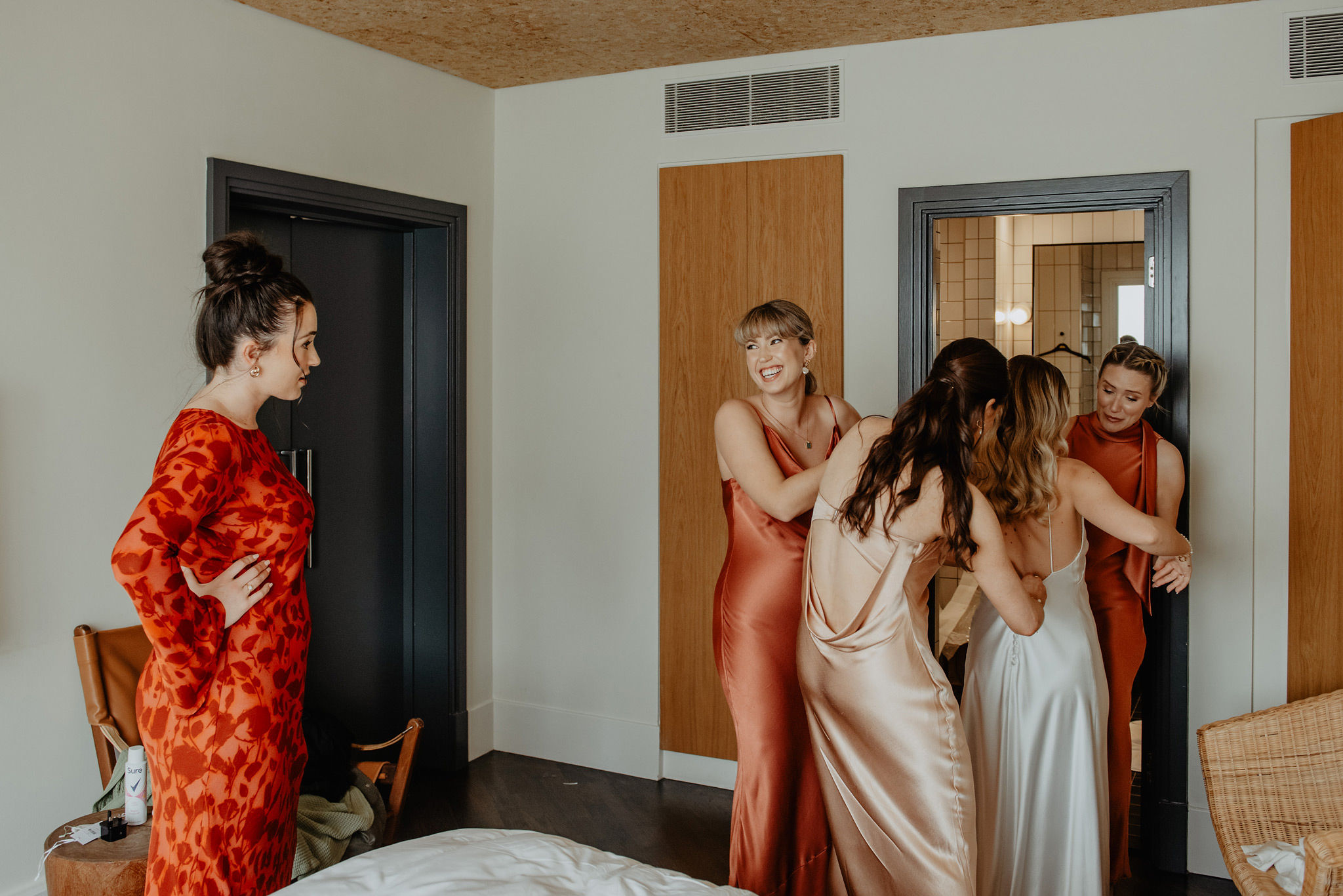 bride getting ready at one hundred shoreditch hotel by anne schwarz photography