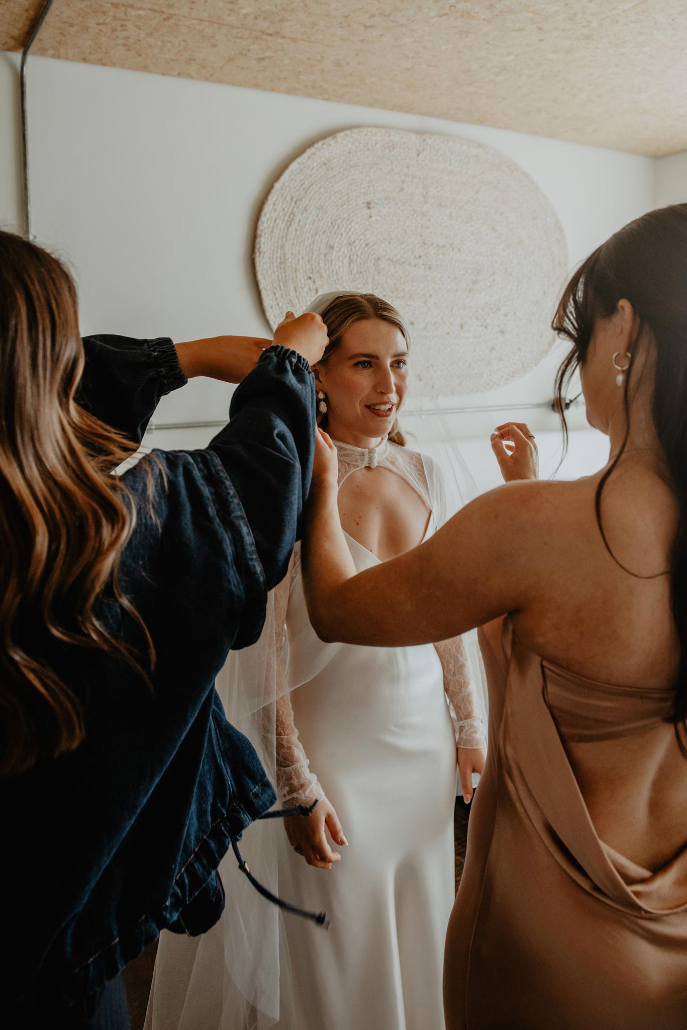 bride getting ready at one hundred shoreditch hotel for wedding in hackney